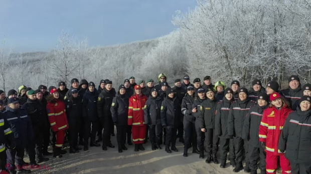 VIDEO // Angajații MAI al R. Moldova au reinterpretat un colind din folclorul românesc - au EXCLUS cuvintele „români” şi „româneşti”: „Pe unii îi deranjează să audă cuvântul „ROMÂN”... să nu îi zgârâie la urechi”