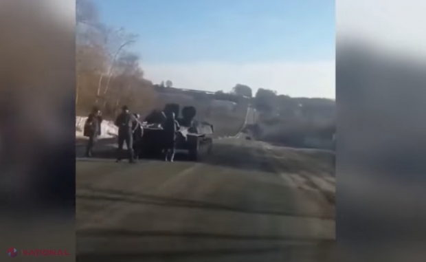 VIDEO VIRAL // Armata lui Putin, fără combustibil. O blindată s-a oprit îm mijlocul drumului, după ce a rămas fără motorină. Șofer ucrainean: „Vă tractez eu înapoi în Rusia?”. Ce au răspuns SOLDAȚII ruși, care habar nu au încontro se îndreaptă
