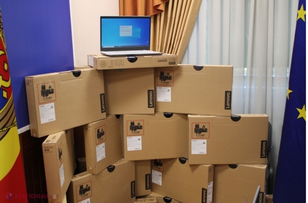 Autoritățile din educație anunță că vor trimite în școli peste 20 000 de computere pentru asigurarea învățământului la distanță