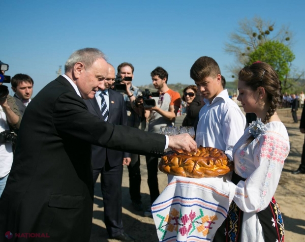 REPORTAJ FOTO // Drapel uriaş pe cel mai înalt deal din R. Moldova