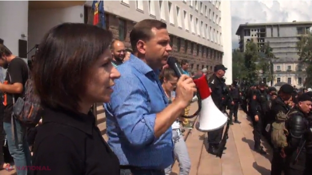 VIDEO // Sute de protestatari au înconjurat astăzi Parlamentul. „Jos dictatura”