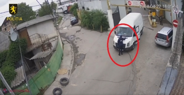 VIDEO // Momentul în care șoferul unui microbuz agresează, pe Calea Basarabiei, un angajat al fiscului și chiar îl ia pe capotă mașinii în mișcare, punându-i viața în pericol: Bărbatul, care a mai agresat oameni ai statului în trecut, a fost reținut