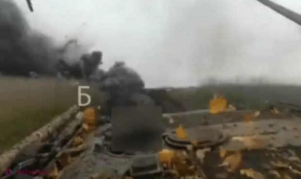 VIDEO +18 // Un blindat rusesc, cu mai mulți militari urcați pe pe el, sare în aer, după ce declanșează o mină antitanc. Imaginile, filmate chiar de vehiculul din spate: „Davai, davai...””