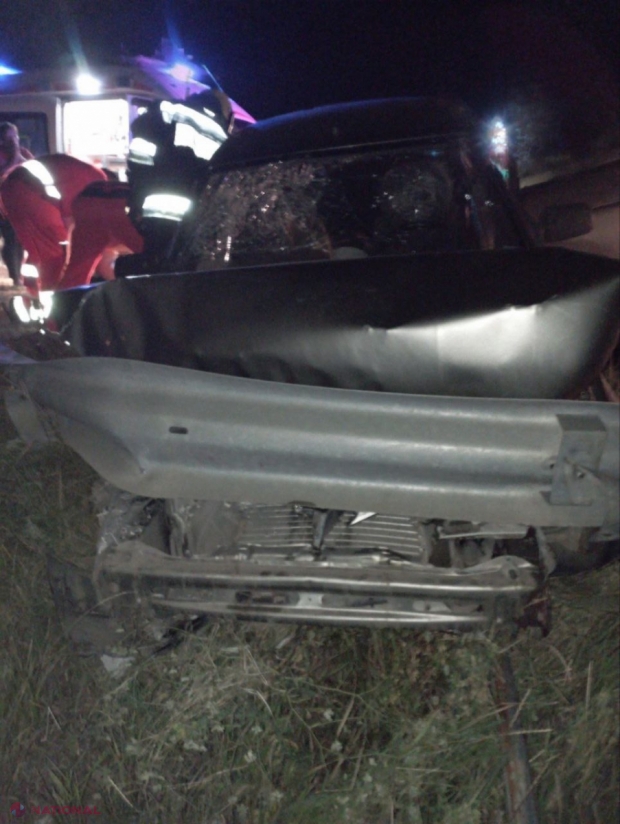 Descarcerare în orașul Căușeni: Un bărbat a avut nevoie de ajutorul salvatorilor după ce mașina pe care o conducea s-a tamponat într-un parapet de protecție