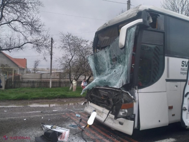 FOTO // Autocar de pe ruta Odesa - Chișinău, implicat într-un accident pe traseul Odesa - Reni