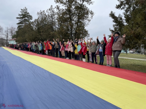 VIDEO // Cum au marcat elevii unui liceu de la Soroca Ziua Națională a României: „Și am venit să te salut, fratele meu de peste Prut”