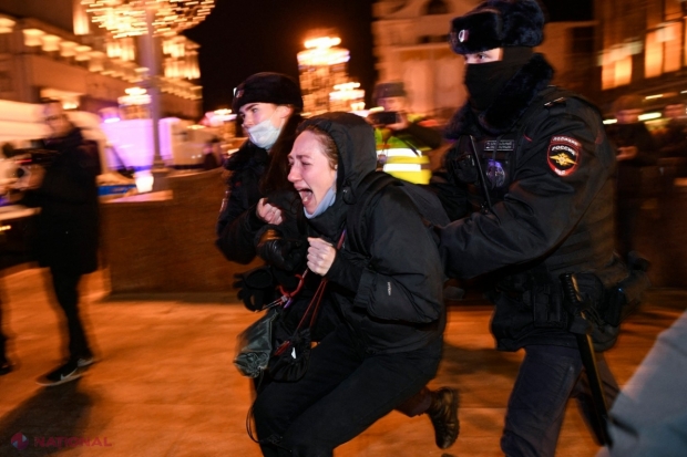 TEROARE la Moscova, Sankt Petersburg și alte orașe din Rusia: Sute de ruși au fost ARESTAȚI din cauză că au protestat față de războiul pornit de Putin în Ucraina
