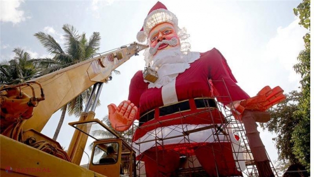 Un Moș Crăciun de peste 27 de metri a fost CONSTRUIT într-un oraș