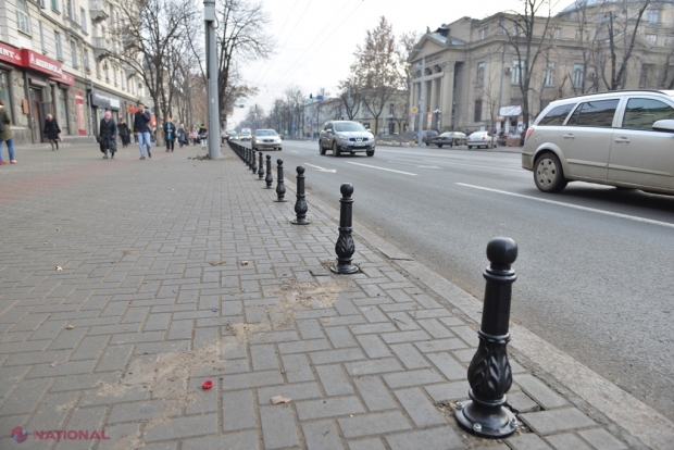 FOTO // Fără mașini parcate pe trotuarele din centrul Chișinăului: Primele câteva zeci de PILONI de delimitare, instalate pe bd. Ștefan cel Mare și Sfânt
