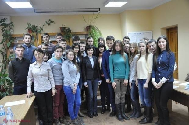 Maia Sandu le-a spus elevilor cum vor arăta viitoarele manuale şcolare 