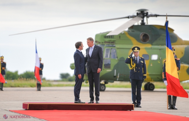 VIDEO // Înainte de a sosi în R. Moldova, Emmanuel Macron a fost primit de Klaus Iohannis la baza militară NATO de la Kogălniceanu. „Am discutat despre cum putem ajuta R. Moldova să facă față multelor provocări”