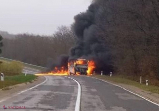 UPDATE // Un autocar care aducea organizat zeci de protestatari de la Bălți spre Chișinău a luat foc din mers