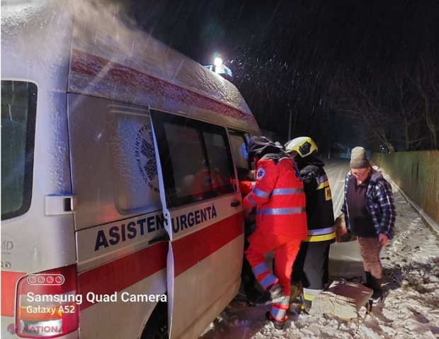 Ambulanțe împotmolite în zăpadă: Salvatorii, solicitați să intervină atât la deblocarea acestora, cât și la transportarea pacienților
