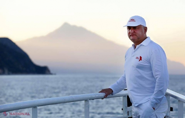 FOTO // Dodon a renunțat pentru o zi la STELUȚA leninistă și a urcat în straie albe pe Muntele Athos