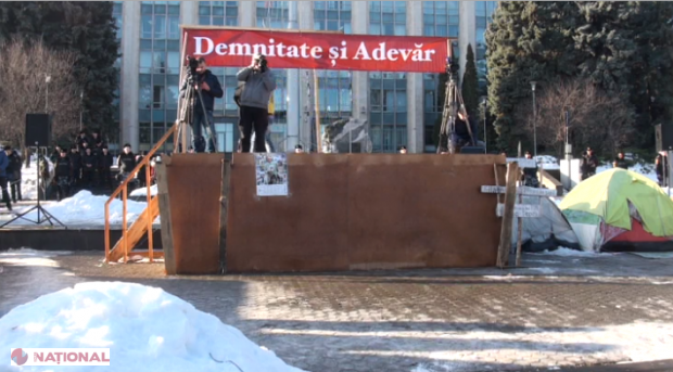 FOTO, LIVE VIDEO // Protestatarii din PMAN, la Președinție. Sute de polițiști mobilizați