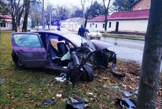 FOTO // Chișinău: A urcat la ora 7.00 dimineața BEAT la volan. Un tânăr de 18 ani a fost reținut, iar iubita acestuia de 17 ani a ajuns la spital