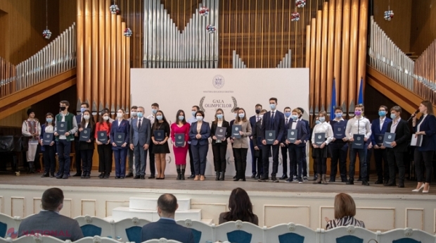 VIDEO // LISTA elevilor OLIMPICI din R. Moldova: „Sunt sigură că întreaga republică este mândră de rezultatele noastre”