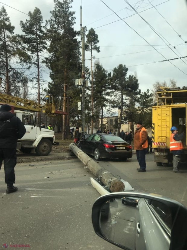 FOTO // Accident rutier GRAV pe strada Gheorghe Asachi. O mașină s-a IZBIT de un pilon, care s-a prăbușit în mijlocul străzii