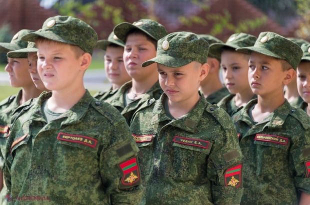 FOTO // REVOLTĂTOR: Copii îmbrăcați în haine MILITARE, la Tiraspol