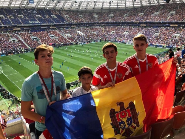 FOTO // Dodon și-a dus familia la FINALA Campionatului Mondial de fotbal. Spune că a adus R. Moldova la finală, dar și-a îmbrăcat băieții în tricourile RUSIEI