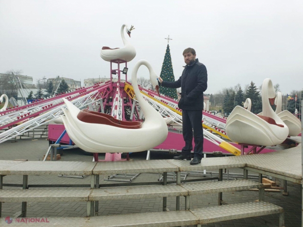 FOTO // În premieră, după modelul Orheiului, la Taraclia se va deschide Târgul de Crăciun. Pregătirile sunt pe ultima SUTĂ DE METRI. Vizitatorii vor putea bucura de un tobogan, mai multe caruseluri și un PATINOAR