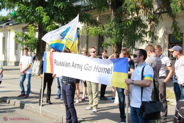 FOTO PROTEST în fața Ambasadei ruse de la Chișinău: „Jos mâinile de pe Ucraina!”, „Armata rusă afară!”