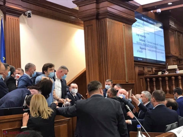 VIDEO // Momentul în care deputații s-au luat la BĂTAIE astăzi în Parlament, după ce socialiștii și cei din Partidul „Șor” au început să voteze rapid proiectele de legi contestate de opoziție: Batrîncea, fugărit de la tribună