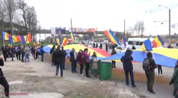 VIDEO // Un tricolor de 101 metri, adus în PMAN. „Marșul Tricolorului” a pornit din fața Cimitirului Eroilor Români
