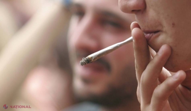 TUPEU // Trei tineri se drogau chiar în stradă