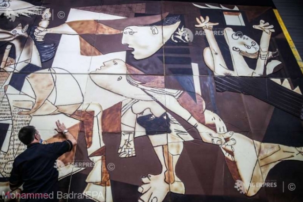 O replică din ciocolată a celebrului tablou al lui Pablo Picasso, „Guernica”, expusă la Salonului Ciocolatei din Paris