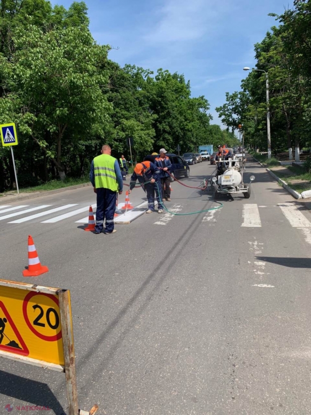 FOTO // Aplicarea marcajul rutier pe străzile din Chișinău a demarat: Ce va semnifica vopseaua galbenă și roșie de pe asfalt
