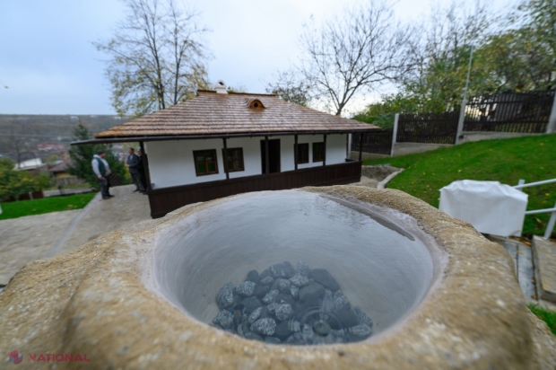Scandalul privind restaurarea Bojdeucii lui Creangă, în cadrul unui parteneriat între Iași și Fălești, continuă. Membrii Academiei Române refuză să o viziteze până nu va reveni la autentic 