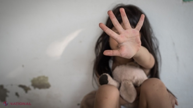 VIDEO // Individul care și-a violat fiica vitregă în vârstă de 4 ani, condamnat la 12 ani de închisoare: Micuța fusese lăsată în grija bărbatului de 32 de ani