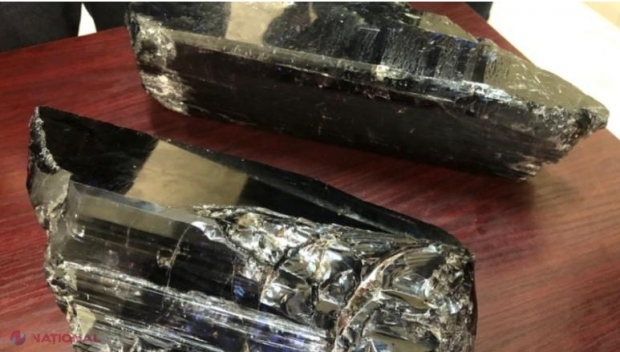 Un miner sărac a încasat 3,35 milioane de dolari după ce a descoperit cele mai mari exemplare dintr-o piatră prețioasă rară