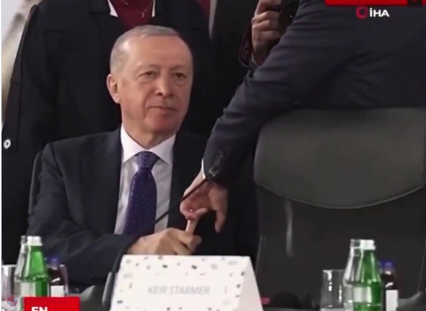 VIDEO // Un gest de salut mai puţin obişnuit între doi lideri stârneşte controverse. De ce i-a ţinut Recep Tayyip Erdogan degetul lui Emmanuel Macron atât de mult timp?