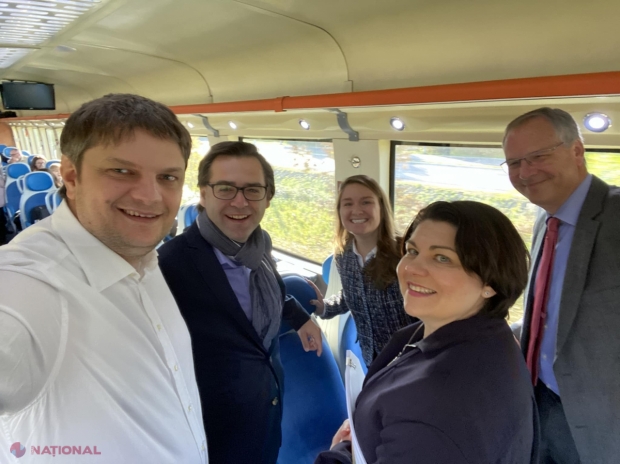 FOTO // Prim-ministra Natalia Gavrilița și miniștrii săi au plecat la Ungheni cu TRENUL: „Hey, ho, let’s go la Ungheni! Vom avea știri bune”