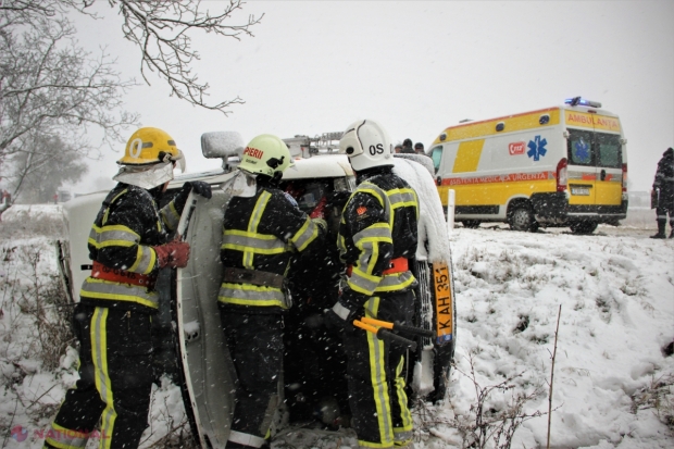 VIDEO // Microbuz cu 14 pasageri la bord, răsturnat lângă Ialoveni, o ambulanță blocată în zăpadă și zeci de tracțiuni ale mașinilor pe traseele naționale