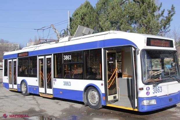 CUTREMURĂTOR // Un bătrân de 78 de ani locuiește într-o stație de troleibuz din Chișinău