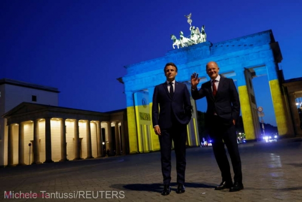 Macron și Scholtz, sub Poarta Brandenburg din Berlin, simbol al Războiului Rece iluminat în culorile drapelului ucrainean: „Sprijin deplin pentru Ucraina”