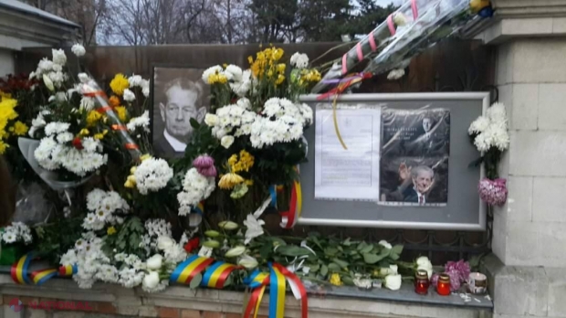 FOTO // OMAGIU pentru Regele Mihai: Basarabenii vin cu flori și lumânări la Ambasada României și lasă mesaje în Cartea de Condoleanțe