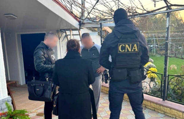 VIDEO // Ofițerii CNA au descins cu percheziții la șase persoane din Cimișlia și Cahul, membri ai rețelei lui Șor, care ar fi corupt votanții la alegerile prezidențiale și referendumul privind aderarea la UE