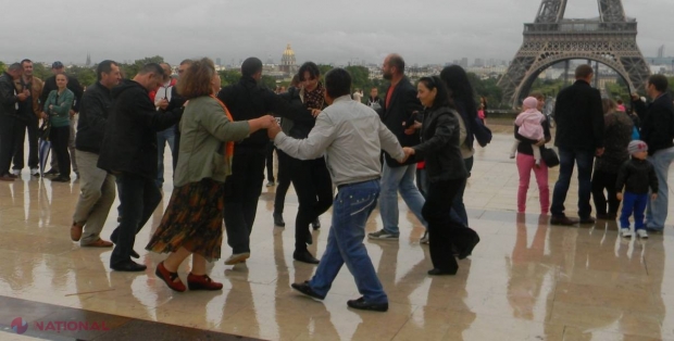 Horă de Ziua Independenței chiar în fața Turnului Eiffel din Paris