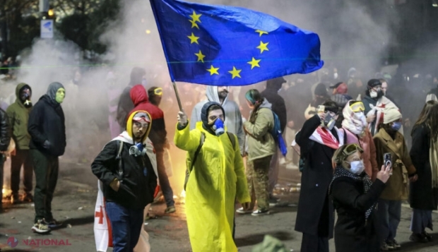 VIDEO // Proteste masive în Georgia, după decizia autorităților de a suspenda discuțiile privind aderarea la UE: Poliția a tras cu tunuri de apă şi gaze lacrimogene în protestatari