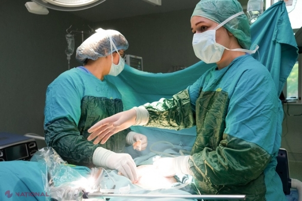 Îi creștea burta și nu știa de la ce: Medicii au extras din abdomenul unei adolescente din R. Moldova o tumoare gigantică cu cinci litri de lichid