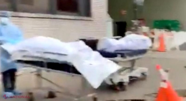 VIDEO cu puternic impact emoțional: Mai multe cadavre ale victimelor COVID-19 sunt încărcate de un motostivuitor într-un camion frigorific: „Nu e nicio glumă! Asta e cu adevărat!”