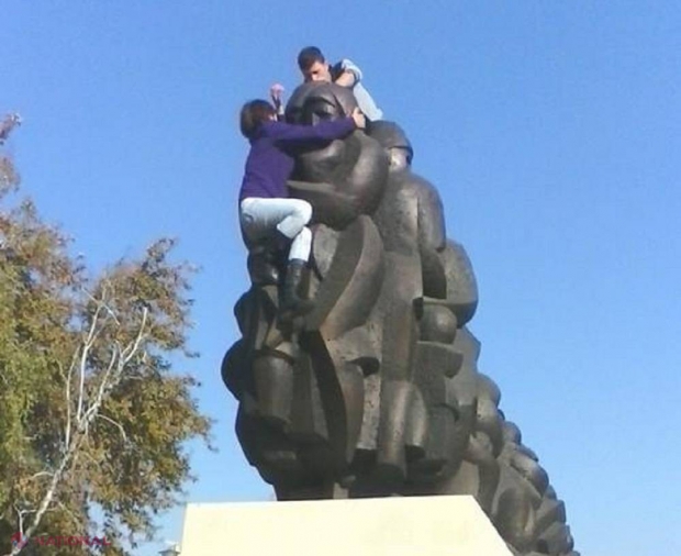 FOTO Chișinău // A vrut să se SINUCIDĂ, sărind de pe un monument, pentru că nu vrea în UE