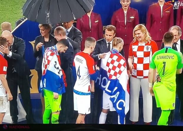 FOTO // Putin a „furat show-ul” la festivitatea de premiere! Ploaie torenţială, o singură umbrelă