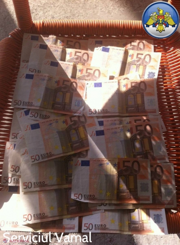 Valută ASCUNSĂ în colete, descoperită la vamă