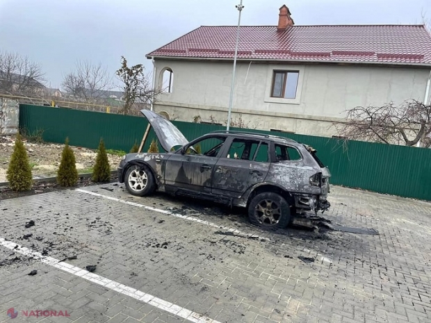 VIDEO // Momentul în care un individ INCENDIAZĂ noaptea mașinile agricultorului de la Căușeni, surprins de camerele de supraveghere