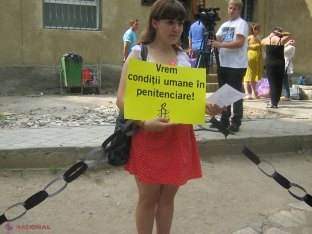 Au înconjurat Penitenciarul nr. 13 din capitală cu lanțuri!